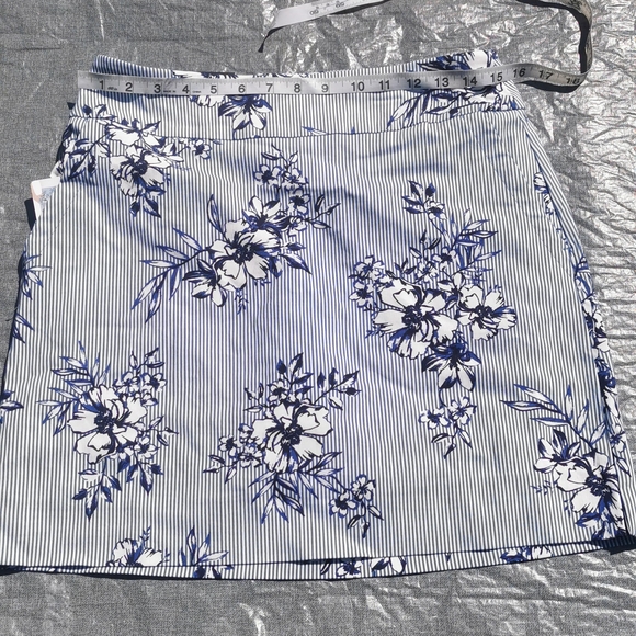 Size 4 S.C. & Co. Skort tummy control blue white floral stripes pockets NWT New - Picture 11 of 12